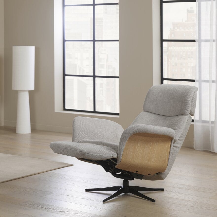 GRANDE Hvilestol med fothviler i Beige/natur
