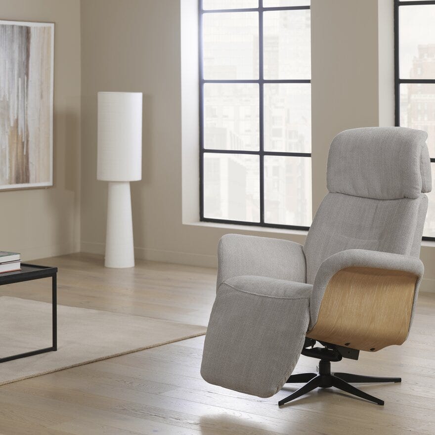 GRANDE Hvilestol med fothviler i Beige/natur