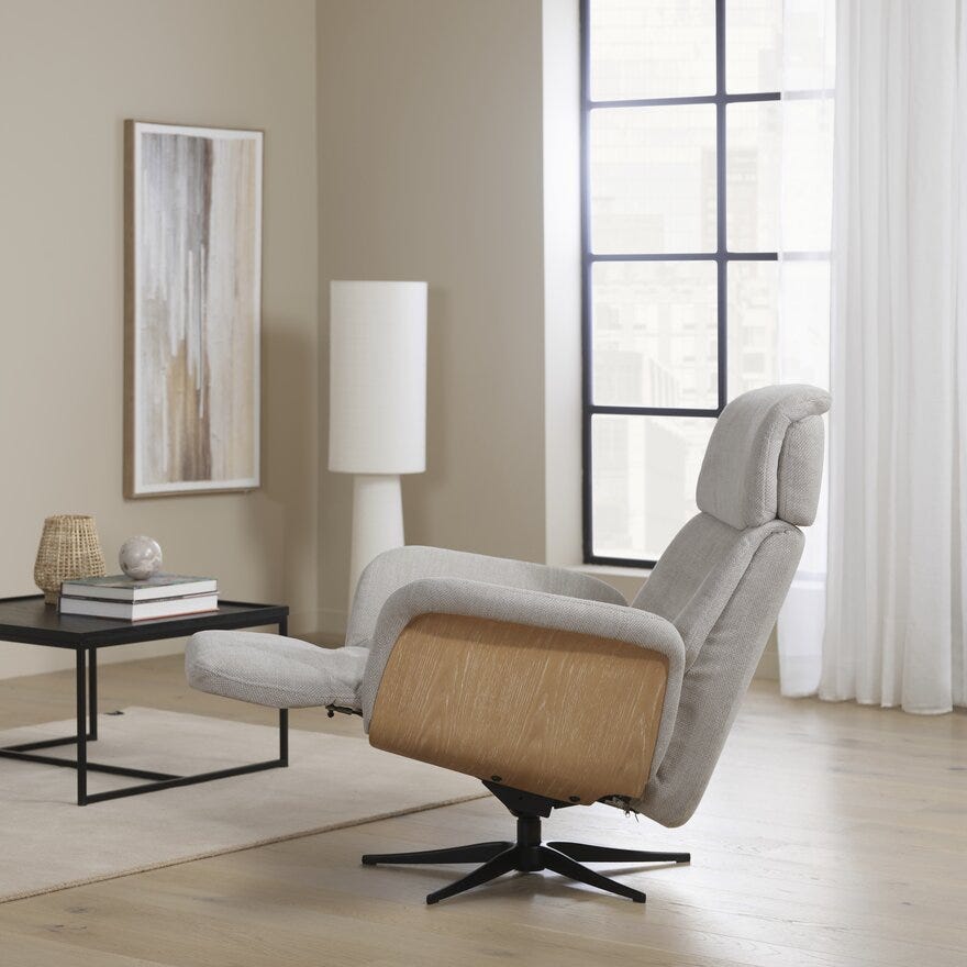 GRANDE Hvilestol med fothviler i Beige/natur