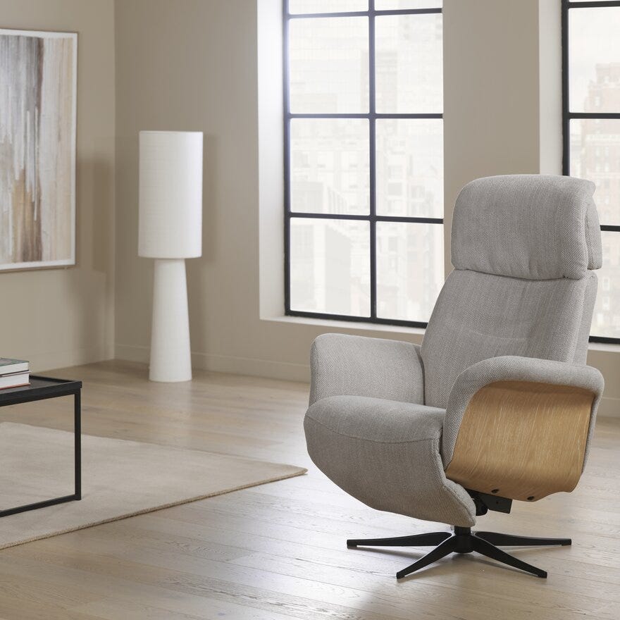 GRANDE Hvilestol med fothviler i Beige/natur