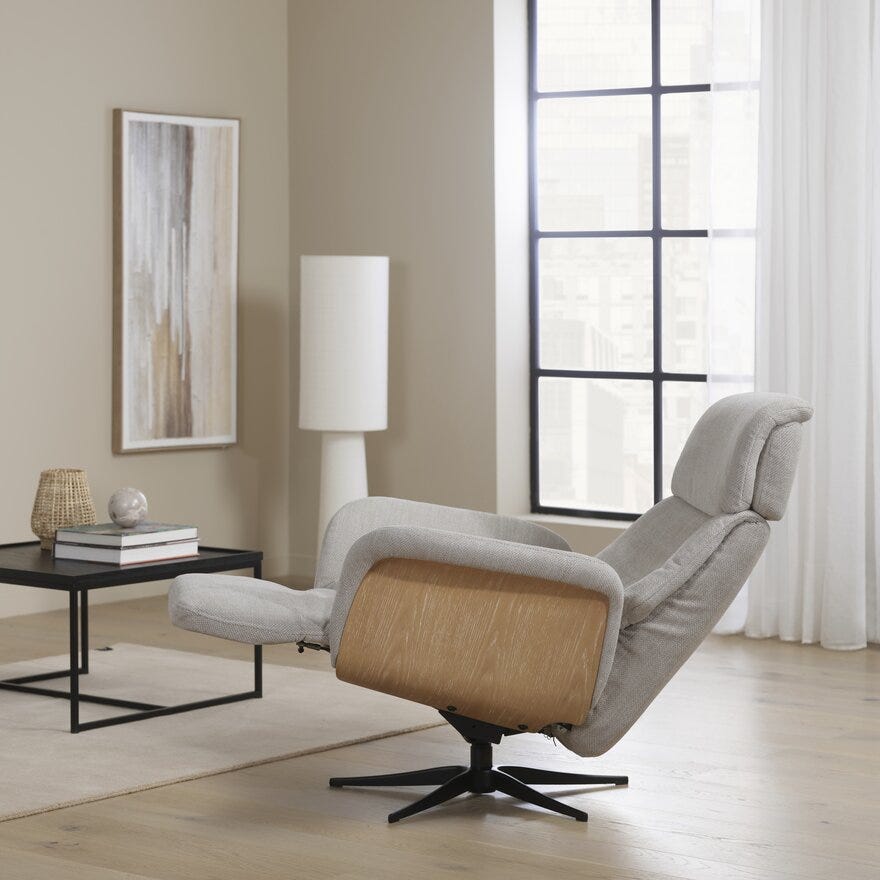 GRANDE Hvilestol med fothviler i Beige/natur