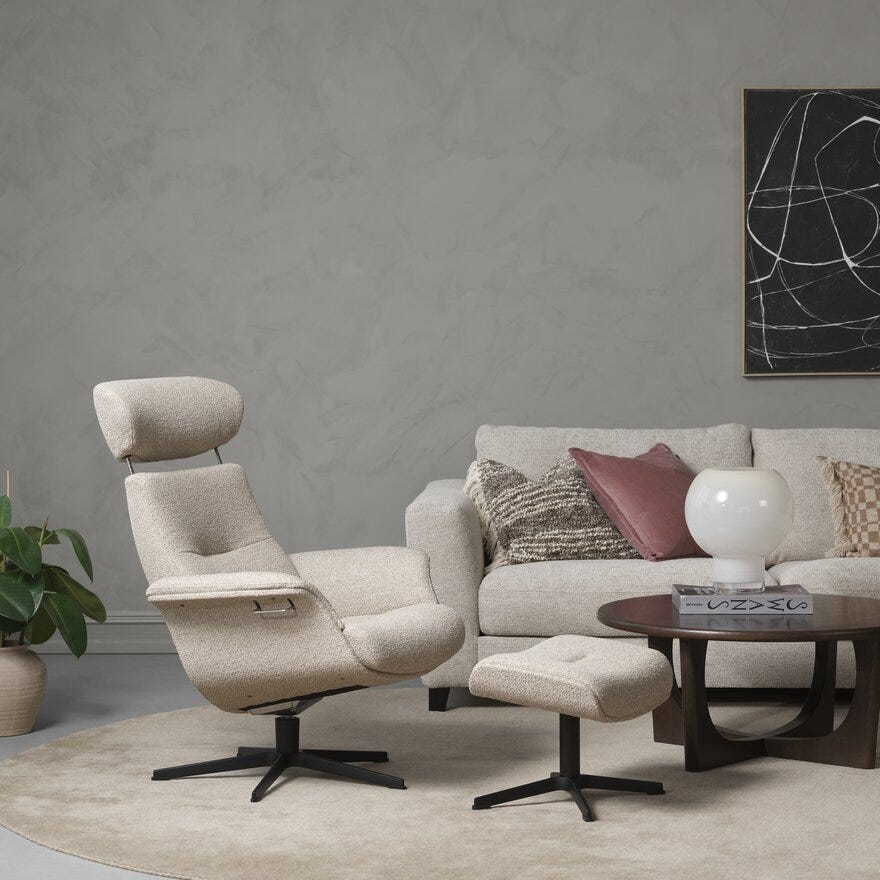 Conform TIMEOUT Hvilestol med fotskammel i Beige/natur designet av Jahn Aamodt