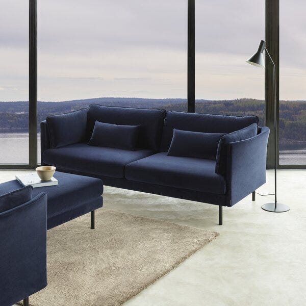 Hvordan style en blå sofa
