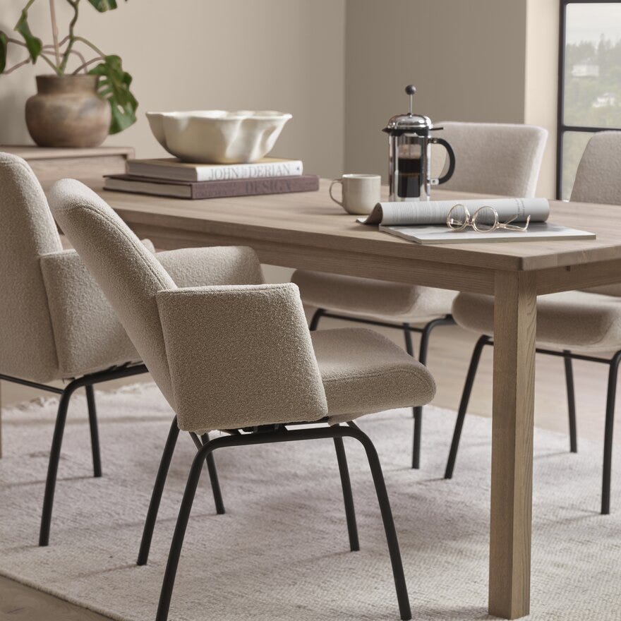 COMFY Spisestol med armlene i Beige/natur