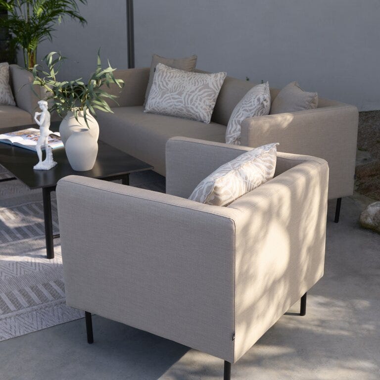  Beige vannavvisende loungemøbler med svarte ben i trendy miljø