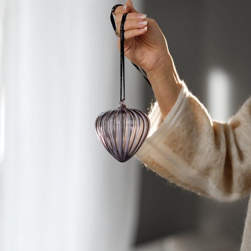 Magnor HAZEL Dekorkule Ø10 cm i Grå designet av Halvor Bakke