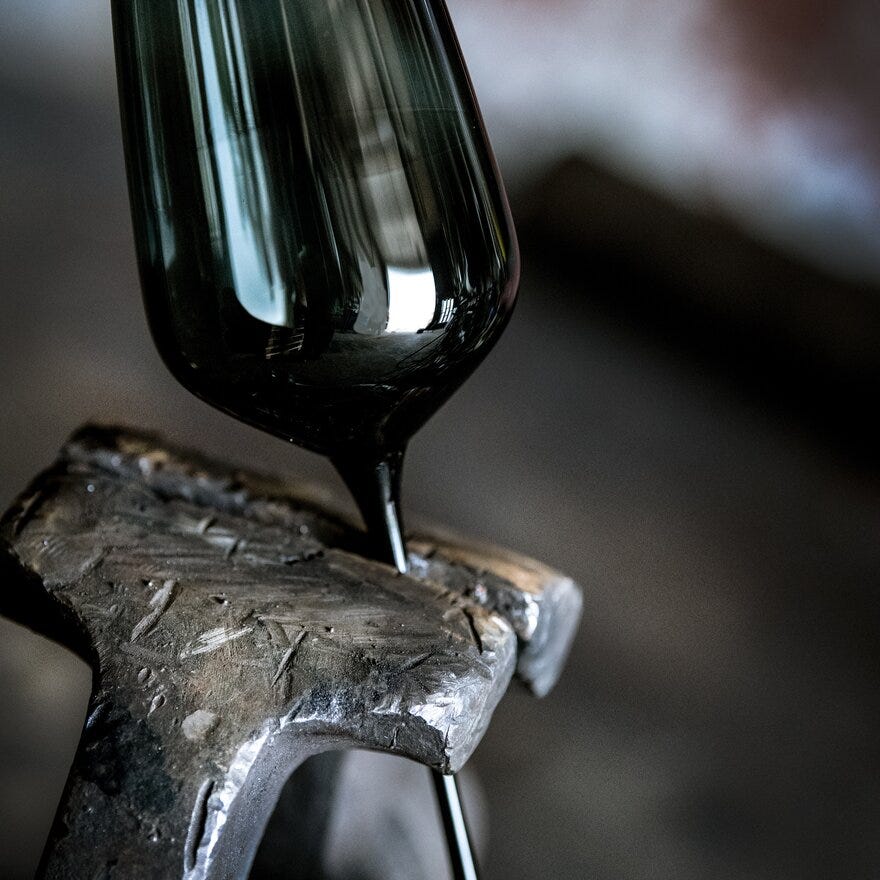 Magnor NOIR Champagneglass 36CL cm i Grå designet av Halvor Bakke