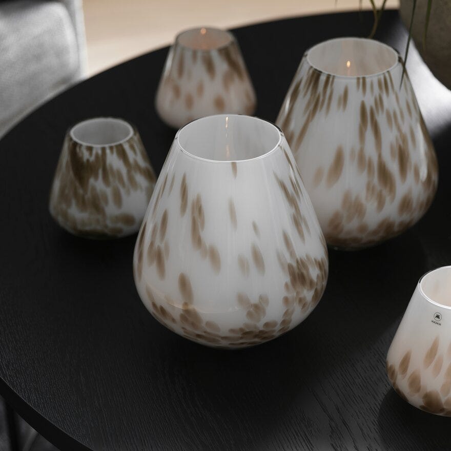 Magnor ROCKS VINI FERA Stormlykt H22 cm i Beige/natur designet av Halvor Bakke