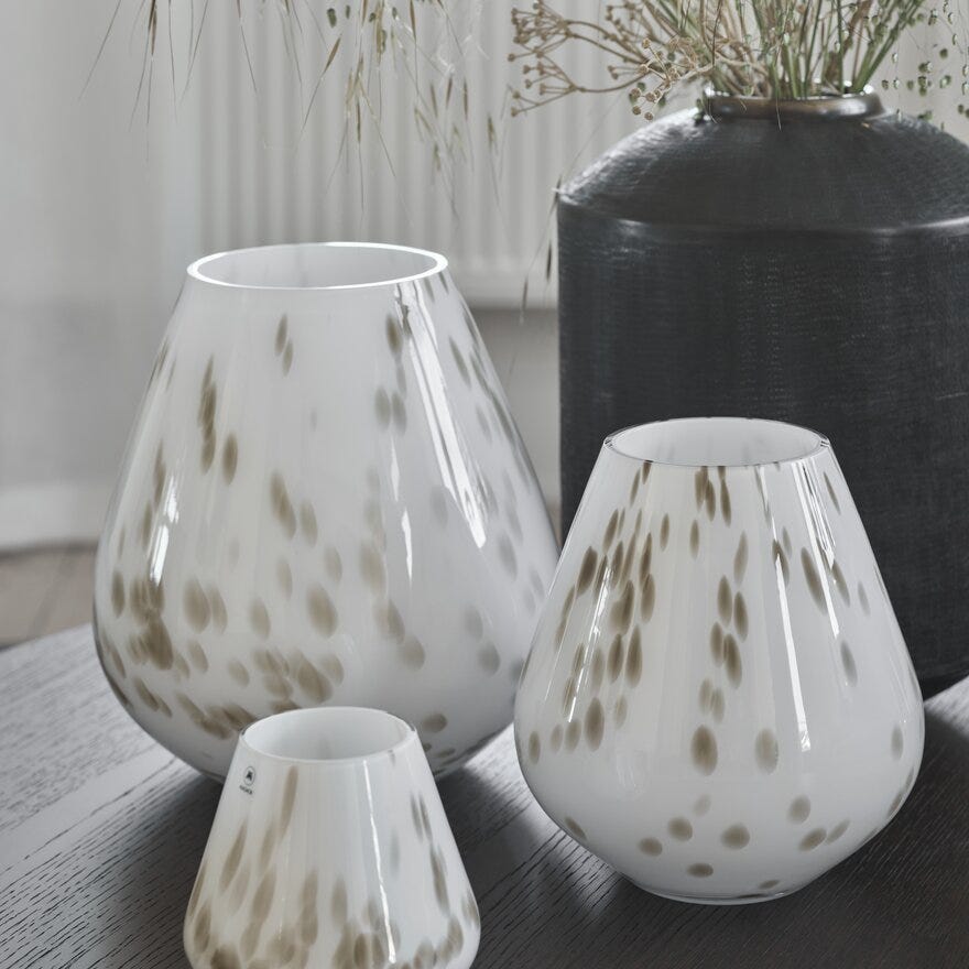 Magnor ROCKS VINI FERA Stormlykt H28 cm i Beige/natur designet av Halvor Bakke