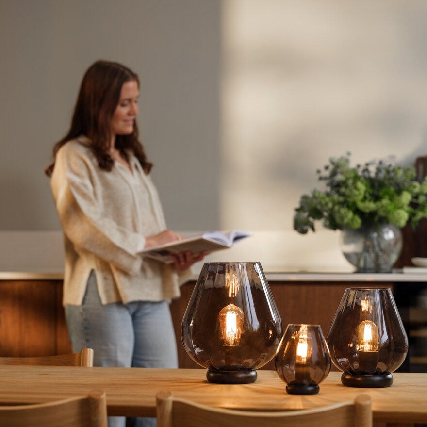Magnor ROCKS XO Bordlampe H30 cm i Grå designet av Halvor Bakke