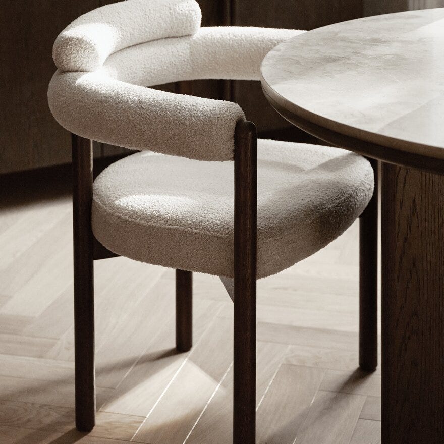 Storm Storm BARDO Spisestol med armlene i Beige/natur designet av Storm Pedersen