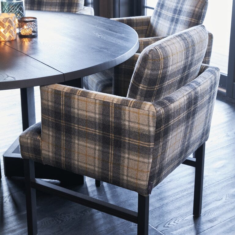 Signature Collection By Halvor Bakke SIGNATURE 1550 Spisestol med armlene i Gul designet av Halvor Bakke