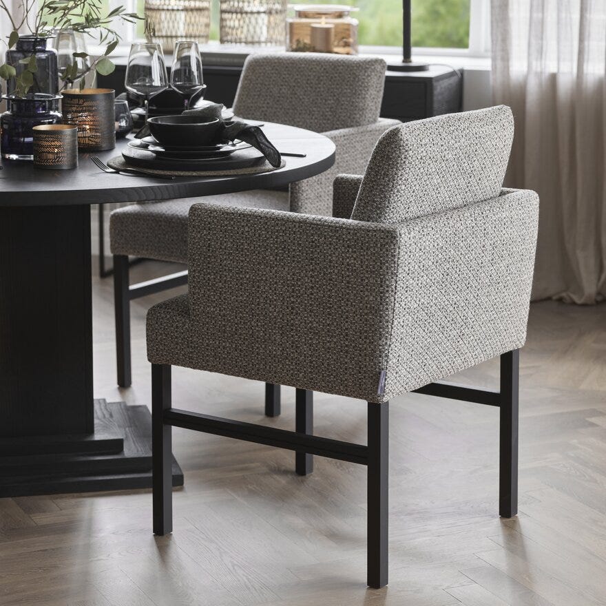 Signature Collection By Halvor Bakke SIGNATURE 1550 Spisestol med armlene i Brun designet av Halvor Bakke