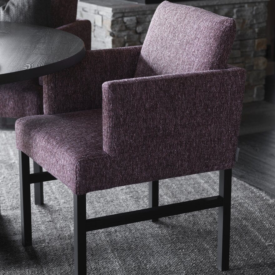 Signature Collection By Halvor Bakke SIGNATURE 1550 Spisestol med armlene i Lilla designet av Halvor Bakke