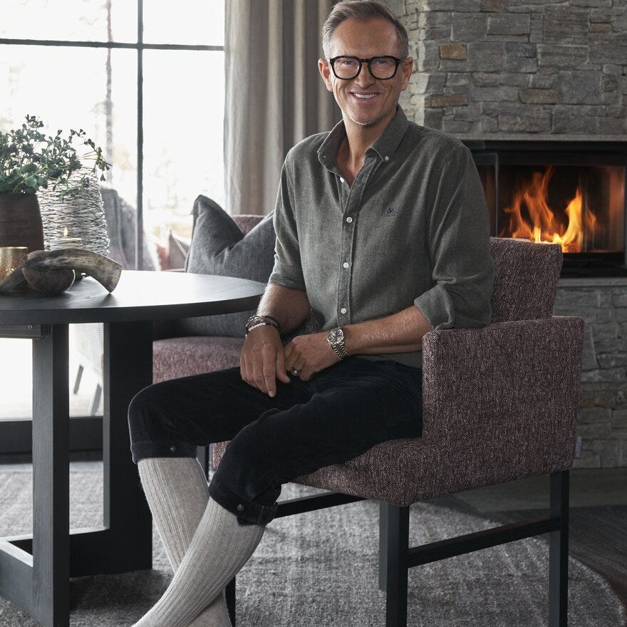 Signature Collection By Halvor Bakke SIGNATURE 1550 Spisestol med armlene i Lilla designet av Halvor Bakke
