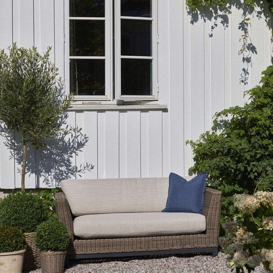 Signature Collection By Halvor Bakke GARDEN 2 seter med armlene i Grå