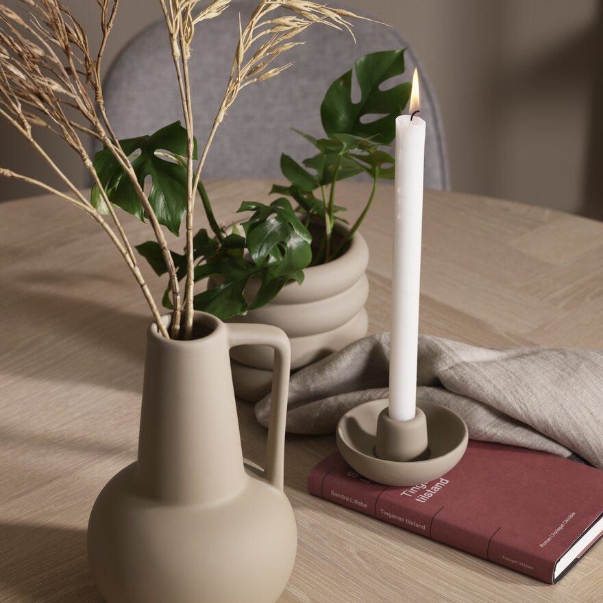Sindig MAYA Lysestake H4.5 cm i Beige/natur