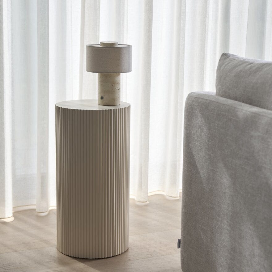 Sindig BARESI Bordlampe oppladbar Ø15 cm i Beige/natur