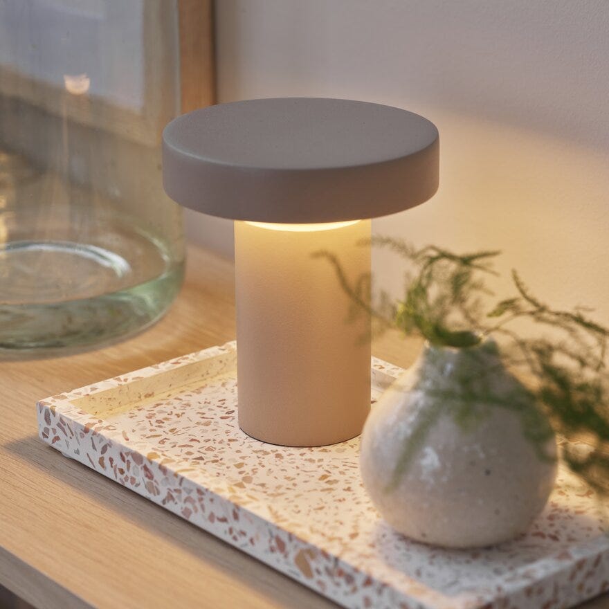 Sindig TIM Bordlampe oppladbar H13.5 cm i Beige/natur