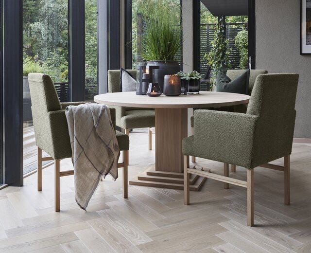 Signature Collection By Halvor Bakke SIGNATURE 1100 Rundt spisebord Ø140 cm i Beige/natur designet av Halvor Bakke
