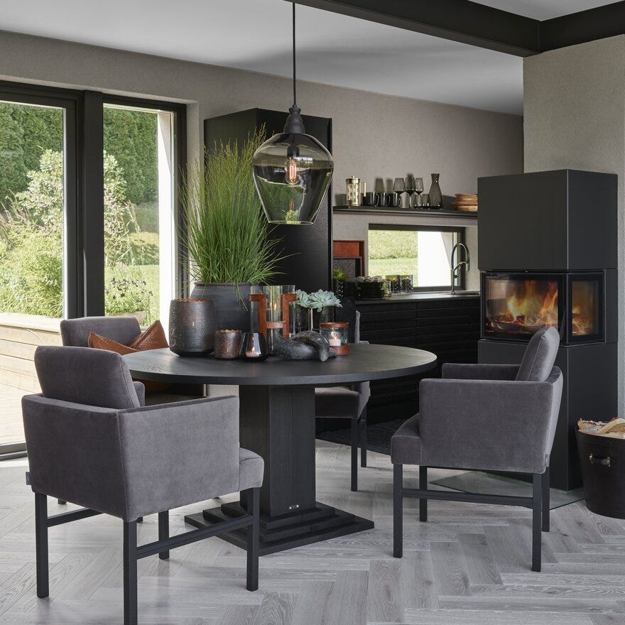 Signature Collection By Halvor Bakke SIGNATURE 1550 Spisestol med armlene i Brun designet av Halvor Bakke
