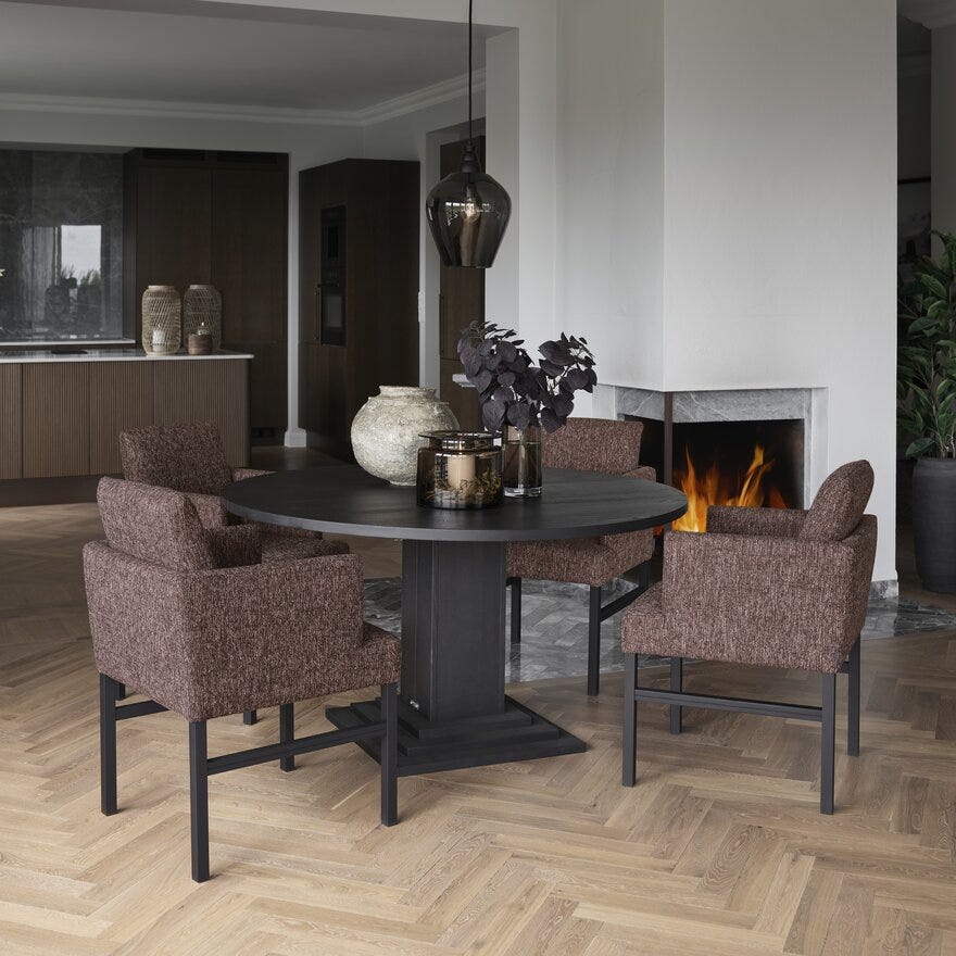 Signature Collection By Halvor Bakke SIGNATURE 1550 Spisestol med armlene i Lilla designet av Halvor Bakke