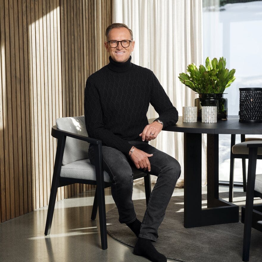 Signature Collection By Halvor Bakke SIGNATURE 1200 Rundt spisebord Ø140 cm i Svart designet av Halvor Bakke