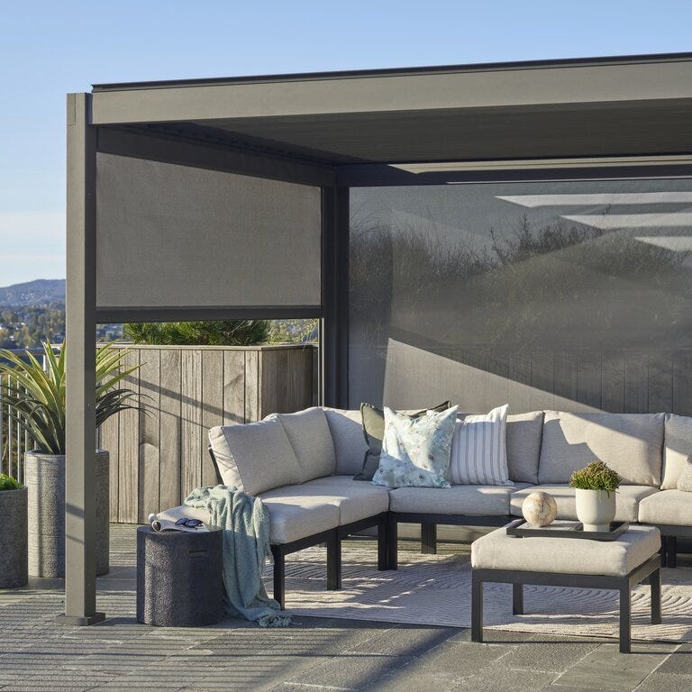 Beige loungemøbler som tåler vann under pergola en solfylt dag
