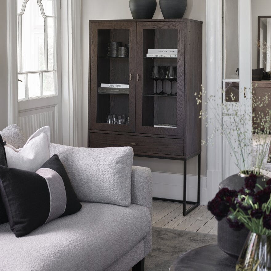 Signature Collection By Halvor Bakke SIGNATURE 1860 Vitrineskap 90x40 cm i Brun designet av Halvor Bakke