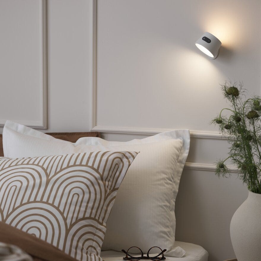 CHARGE Vegglampe H10 cm i Hvit