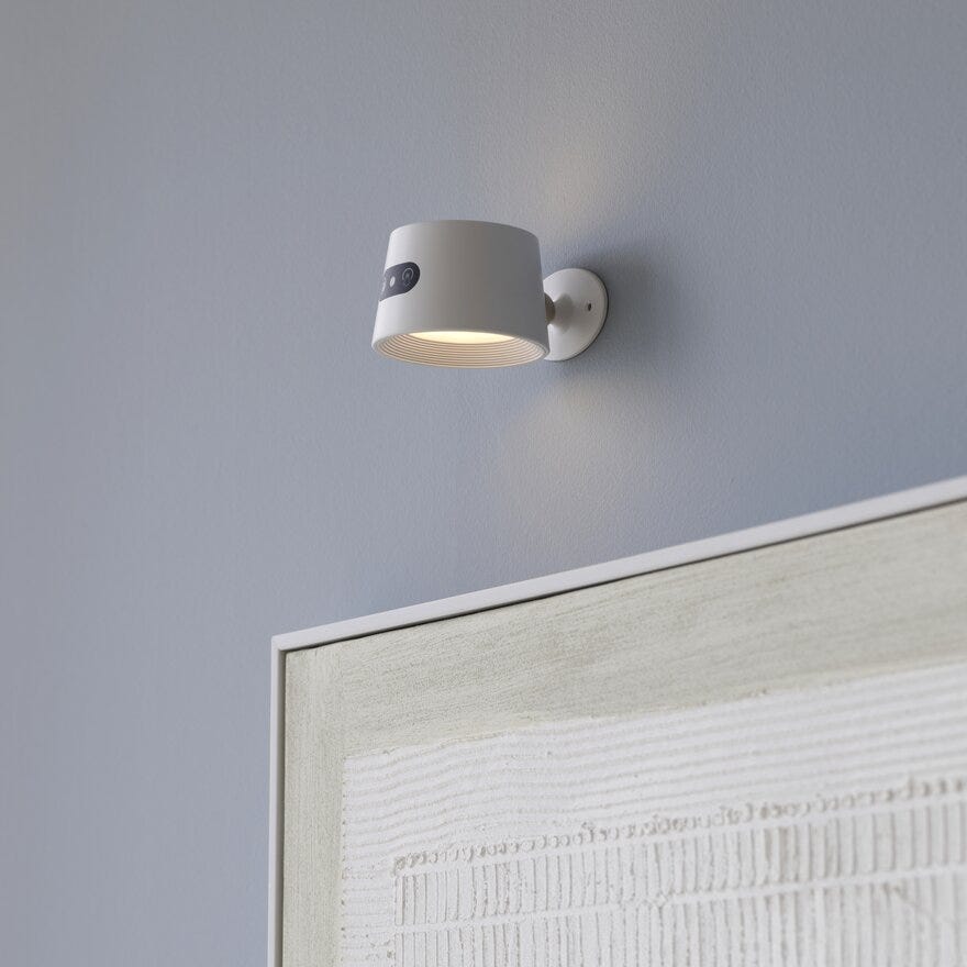 CHARGE Vegglampe H10 cm i Hvit