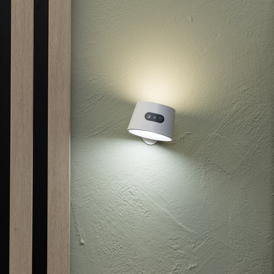 CHARGE Vegglampe H10 cm i Hvit