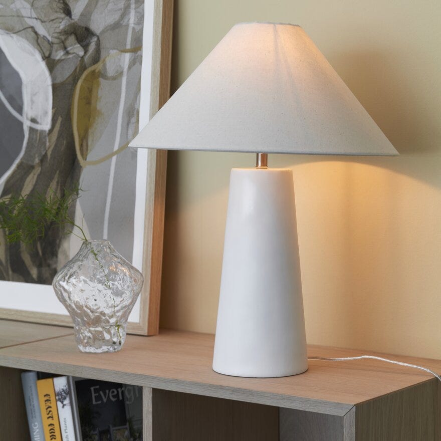 Sindig LOMI Bordlampe H50 cm i Hvit