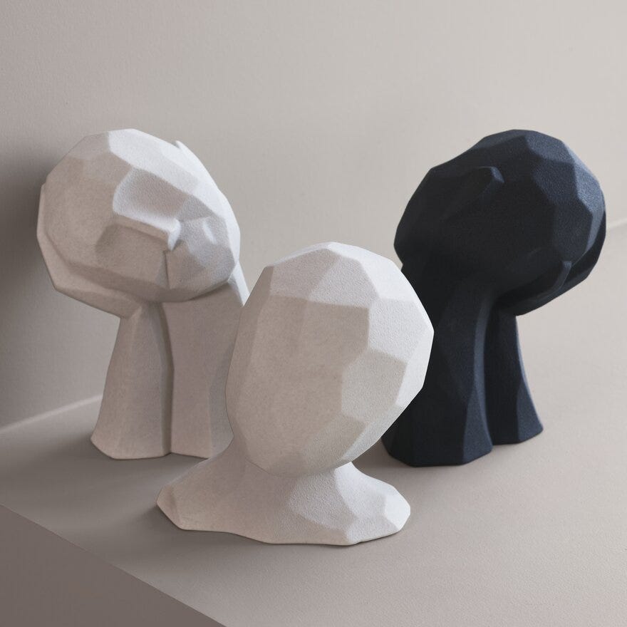 TILI Figur 9x14 cm i Svart