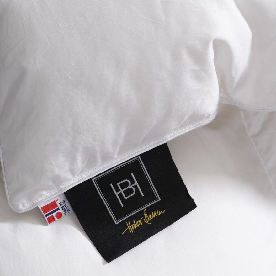 Bedtime Story By Halvor Bakke ANDEDUN 100 % Dundyne 140x200 cm i Hvit designet av Halvor Bakke