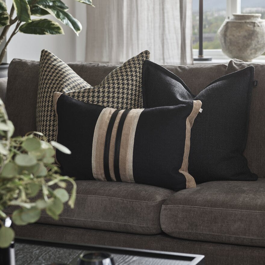 Halvor Bakke ANIMA Pynteputetrekk 40x60 cm i Svart designet av Halvor Bakke