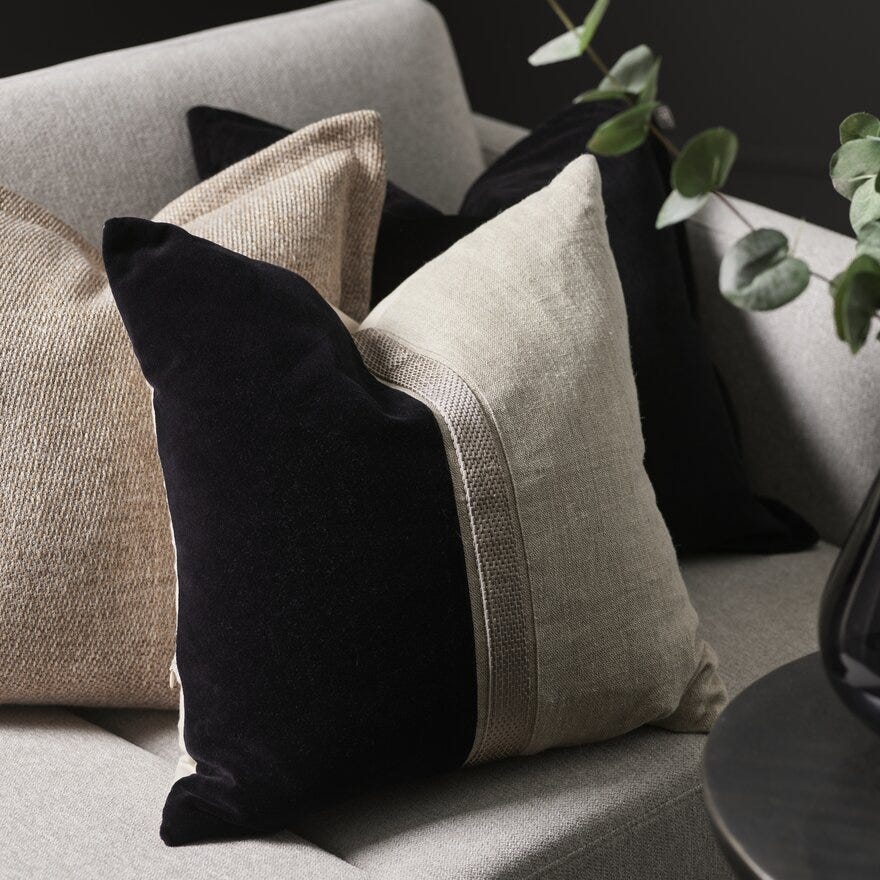 Halvor Bakke THOMAS Pynteputetrekk 50x50 cm i Svart designet av Halvor Bakke