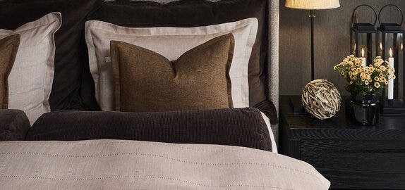 Bedtime Story By Halvor Bakke BRISKEBY Sengesett 140x200 cm i Brun designet av Halvor Bakke
