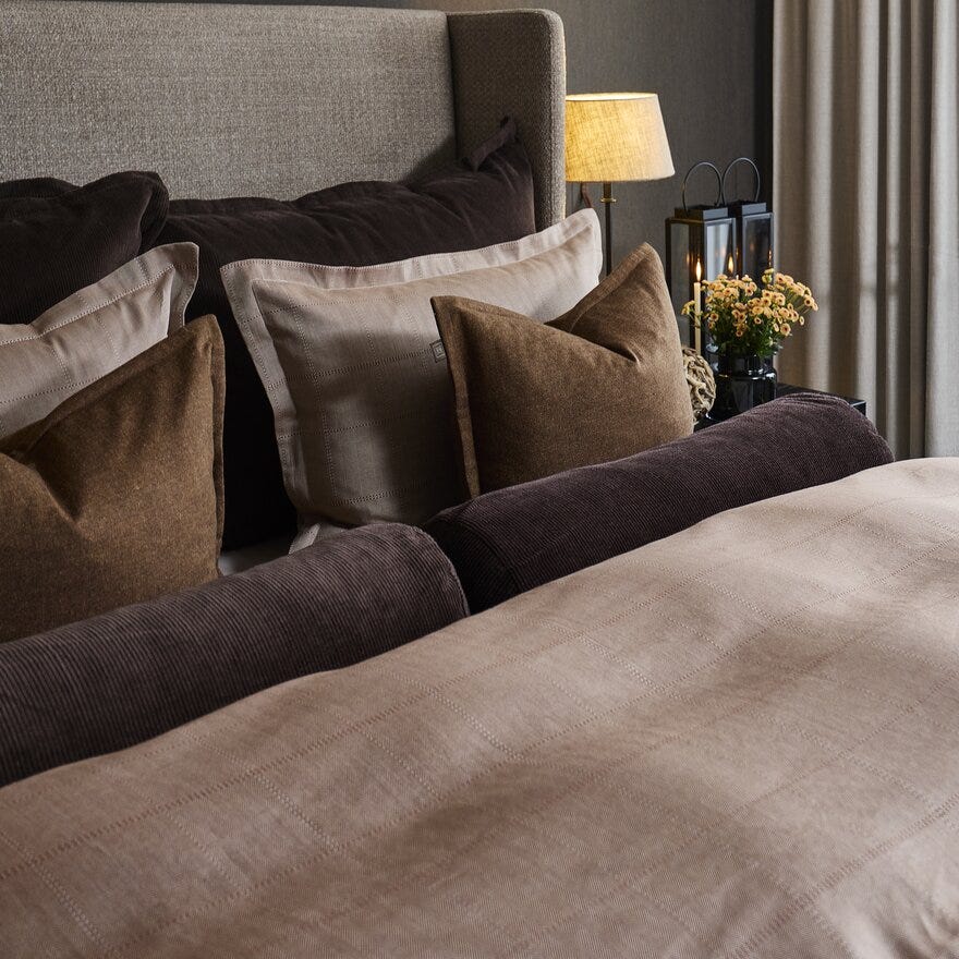 Bedtime Story By Halvor Bakke BRISKEBY Sengesett 140x200 cm i Brun designet av Halvor Bakke