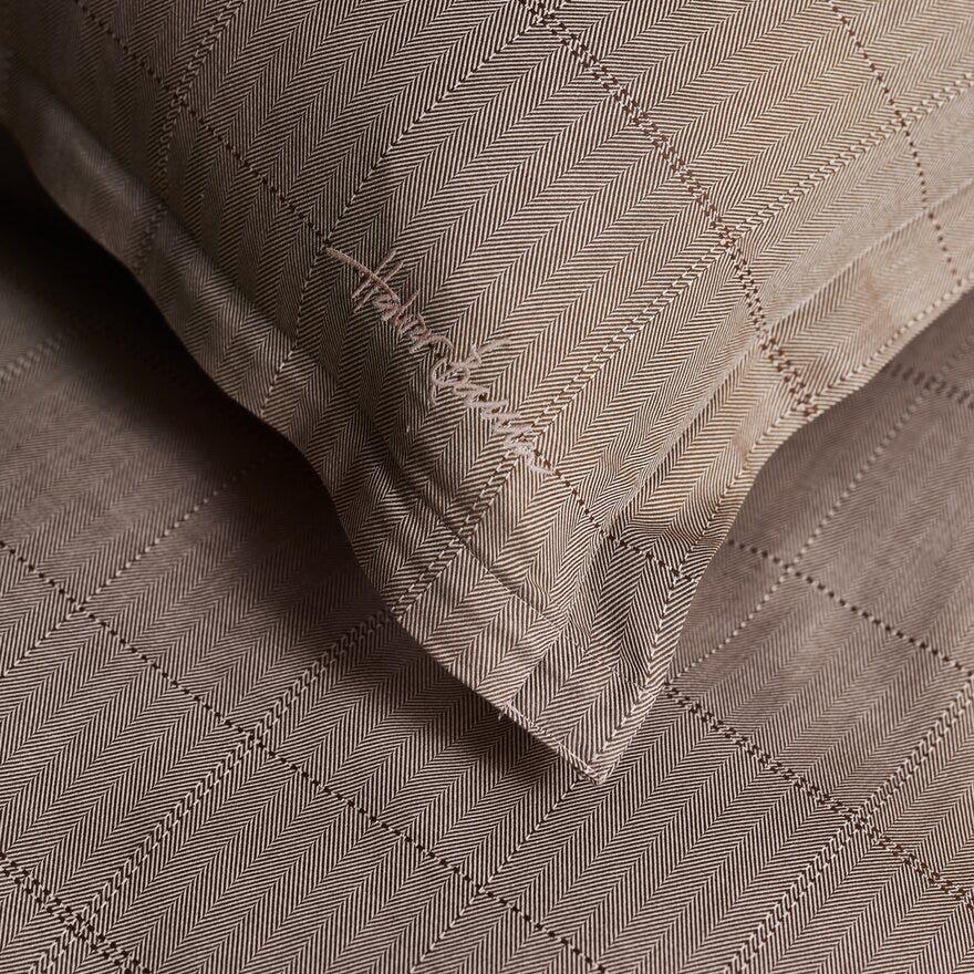 Bedtime Story By Halvor Bakke BRISKEBY Sengesett 140x200 cm i Brun designet av Halvor Bakke