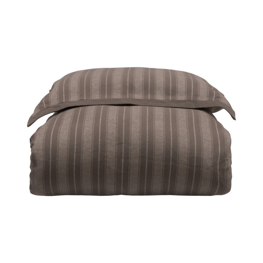 Bedtime Story By Halvor Bakke CHARLESTON HILL Sengesett 140x220 cm i Brun designet av Halvor Bakke