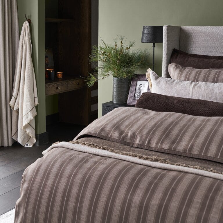 Bedtime Story By Halvor Bakke CHARLESTON HILL Sengesett 140x200 cm i Brun designet av Halvor Bakke