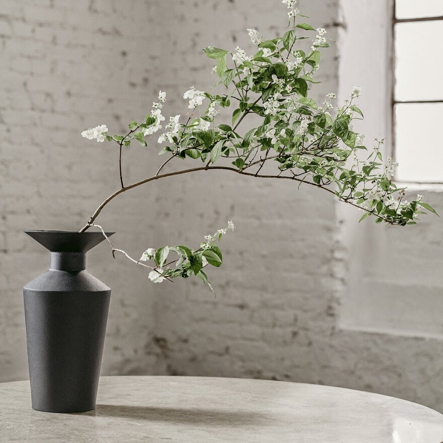 Storm Storm COLUMNAE Dekorvase H39 cm i Svart designet av Storm Pedersen