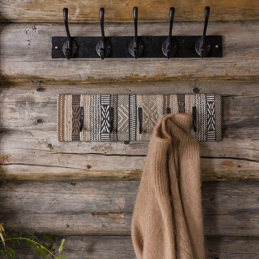 Cabin Collection by Halvor Bakke HØGEVARDE Knaggrekke B:58 cm i Svart designet av Halvor Bakke
