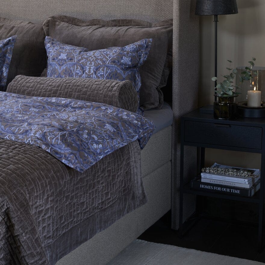 Bedtime Story By Halvor Bakke GRAND PROVENCE Putetrekk 23x70 cm i Brun designet av Halvor Bakke
