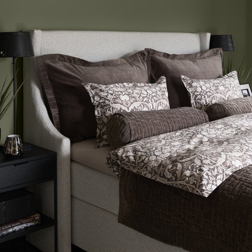 Bedtime Story By Halvor Bakke GRAND PROVENCE Putetrekk 23x70 cm i Brun designet av Halvor Bakke