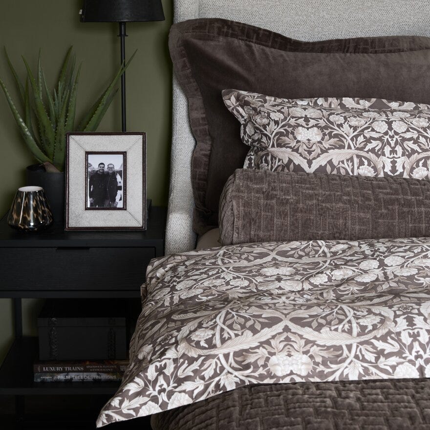 Bedtime Story By Halvor Bakke GRAND PROVENCE Putetrekk 23x70 cm i Brun designet av Halvor Bakke