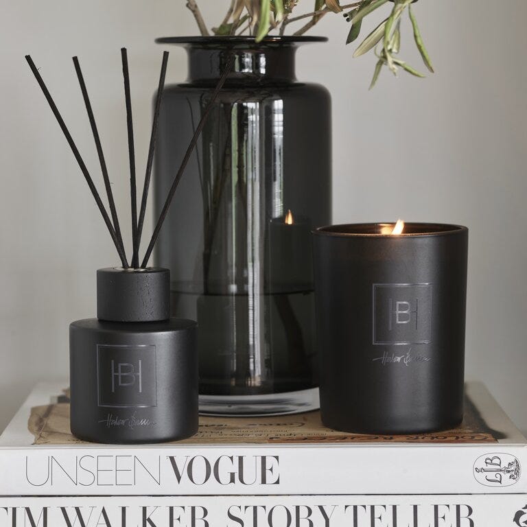Halvor Bakke VALBONNE Duftlys Ø10 cm i Svart designet av Halvor Bakke