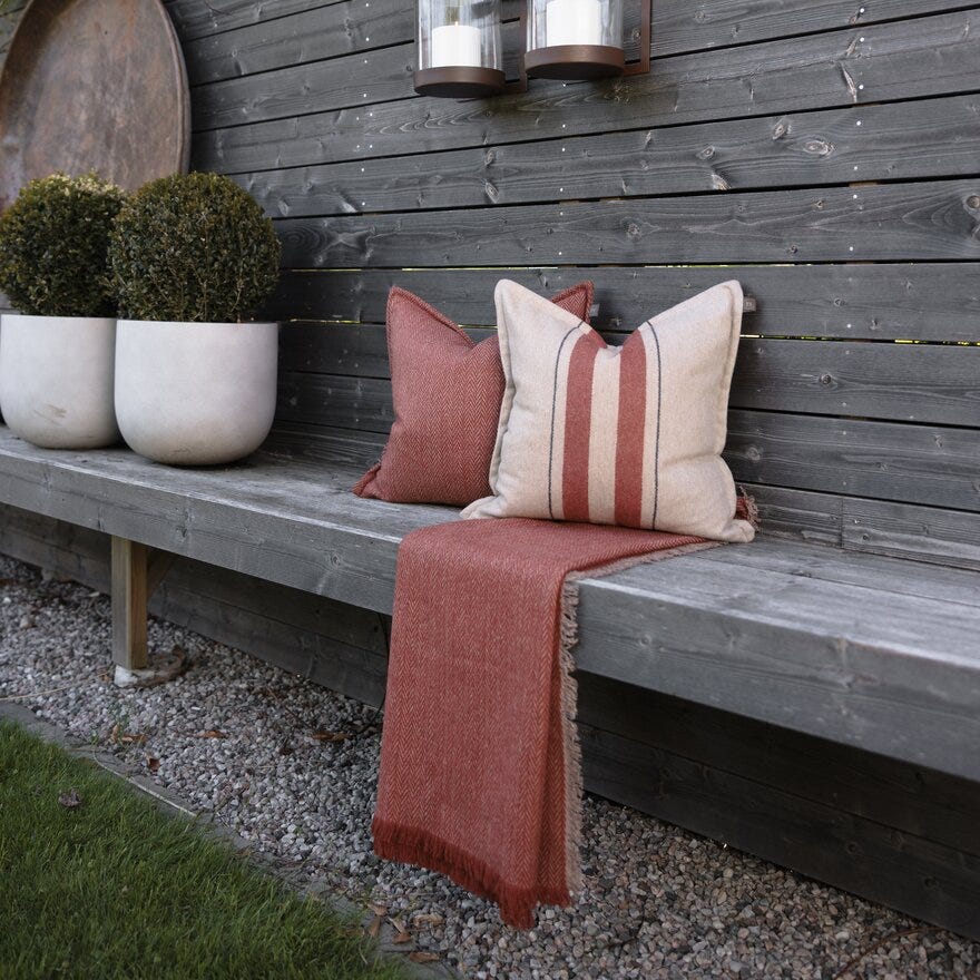 Cabin Collection by Halvor Bakke ASIMA Pynteputetrekk 50x50 cm i Rød designet av Halvor Bakke