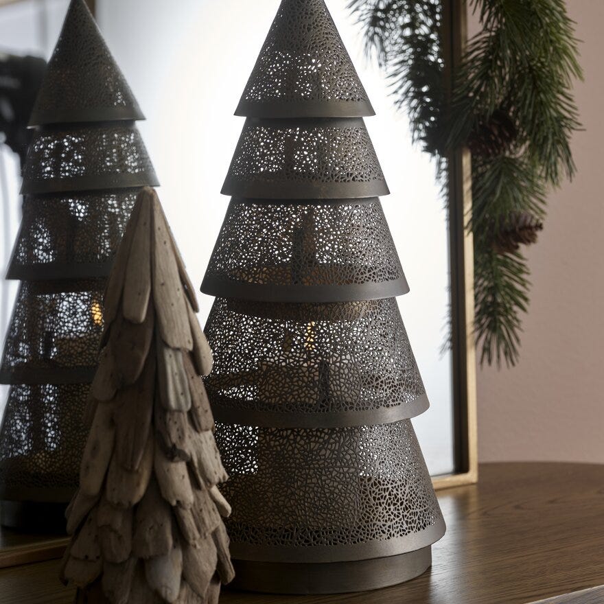 Halvor Bakke SANTA Julelysholder H47 cm i Brun designet av Halvor Bakke